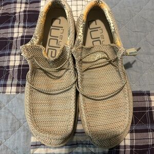 Hey Dude new without tags size 7 (men’s) 9(women’s)